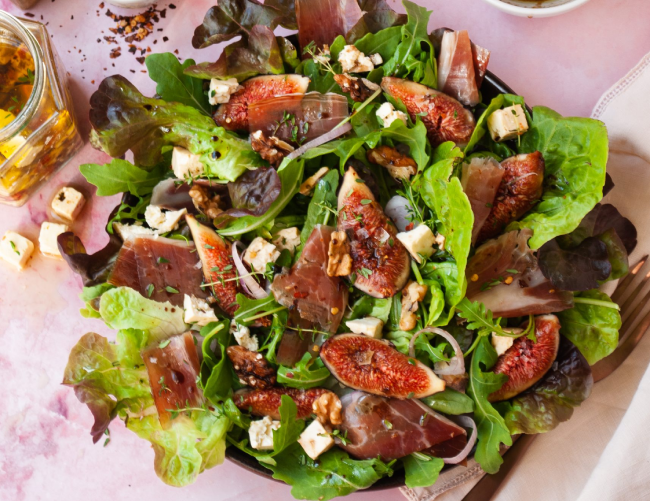 Salad thịt heo muối Tây Ban Nha kết hợp hoàn hảo với sung mỹ chế biến đơn giản tại nhà!