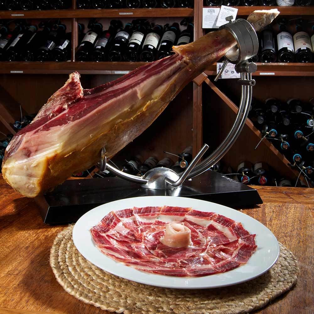 Đùi lợn muối Iberico là niềm tự hào của ẩm thực Tây Ban Nha